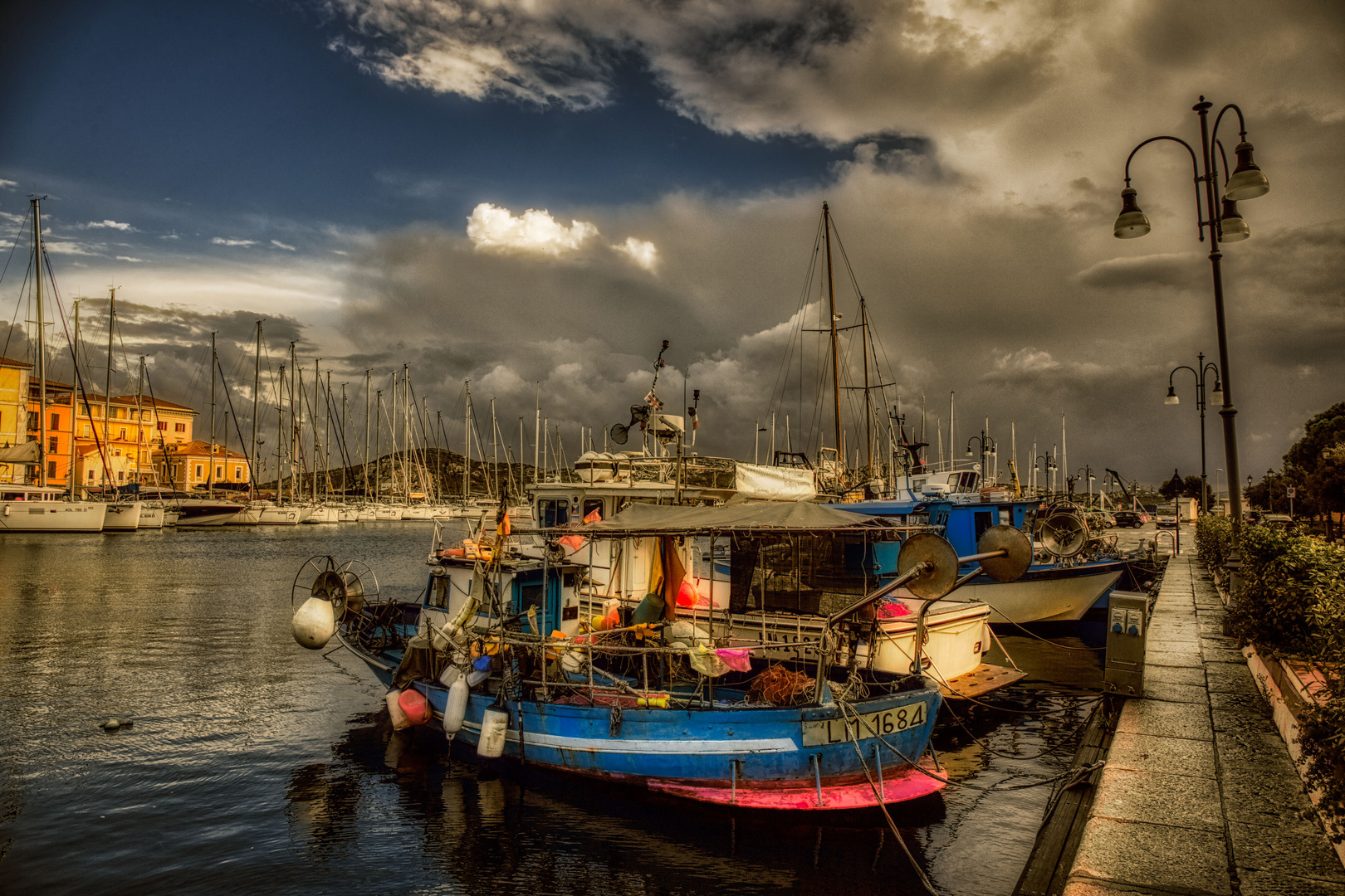 Fischerboote im Hafen von La Maddalena