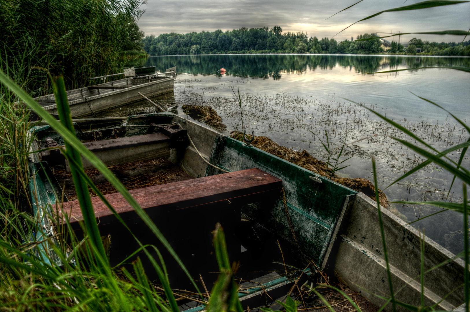 Fischerboote im Rohrköpflesee bei Linkenheim