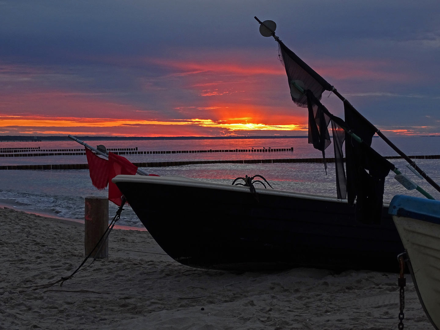 Fischerboote im Sonnenuntergang am Strand