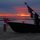 Fischerboote im Sonnenuntergang am Strand