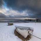 Fischerboote im verschneiten Koserow