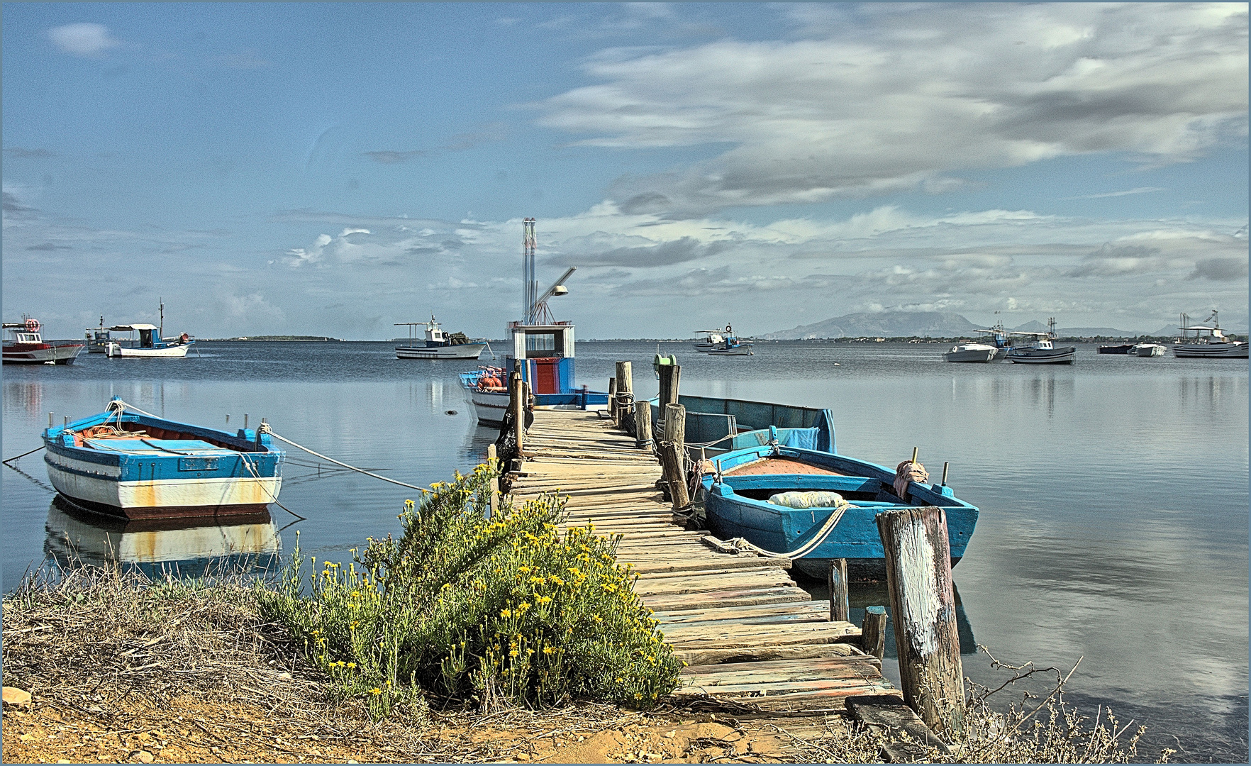 Fischerboote in den Lagunen von Marsala HDR