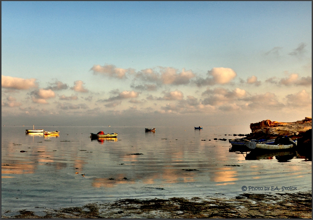 Fischerboote in der Morgensonne auf Djerba.