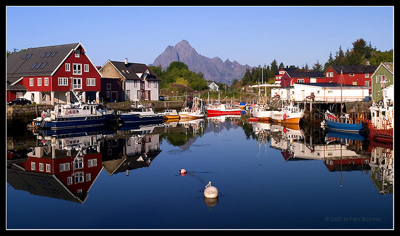 Fischerdorf auf den Lofoten am frühen Morgen