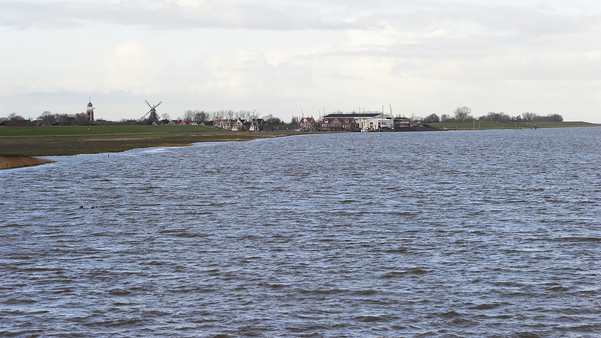 Fischerdorf Ditzum mit Kutterhafen und Werftanlage an der unteren Ems schräg gegenüber von Emden. 