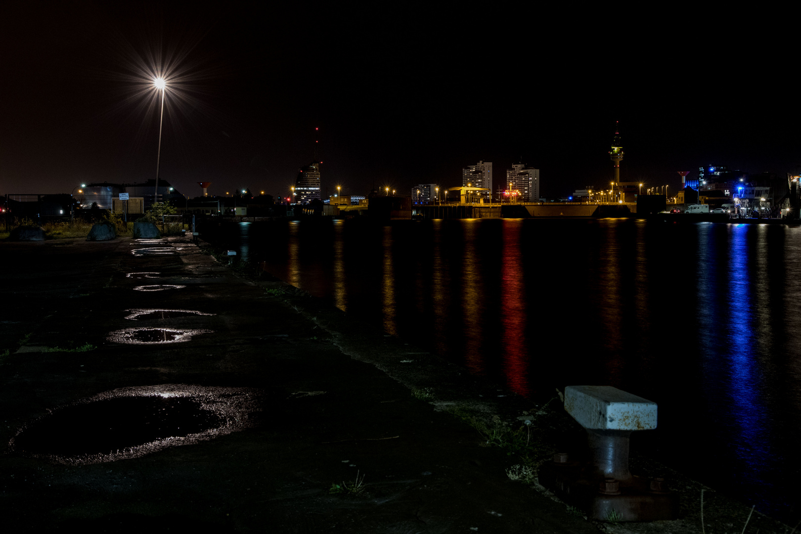 Fischereihafen bei Nacht / Fishing port at night