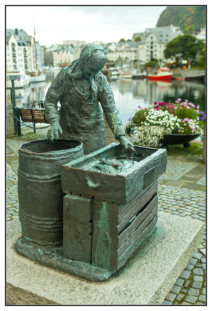 Fischerfrau im Hafen von Alesund