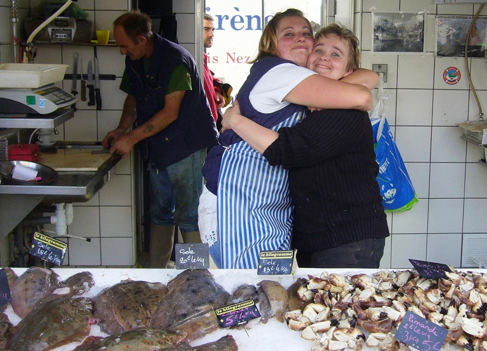 Fischerfrauen in Frankreich - amitié intime - French market women in the fish sales shop