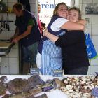 Fischerfrauen in Frankreich - amitié intime - French market women in the fish sales shop