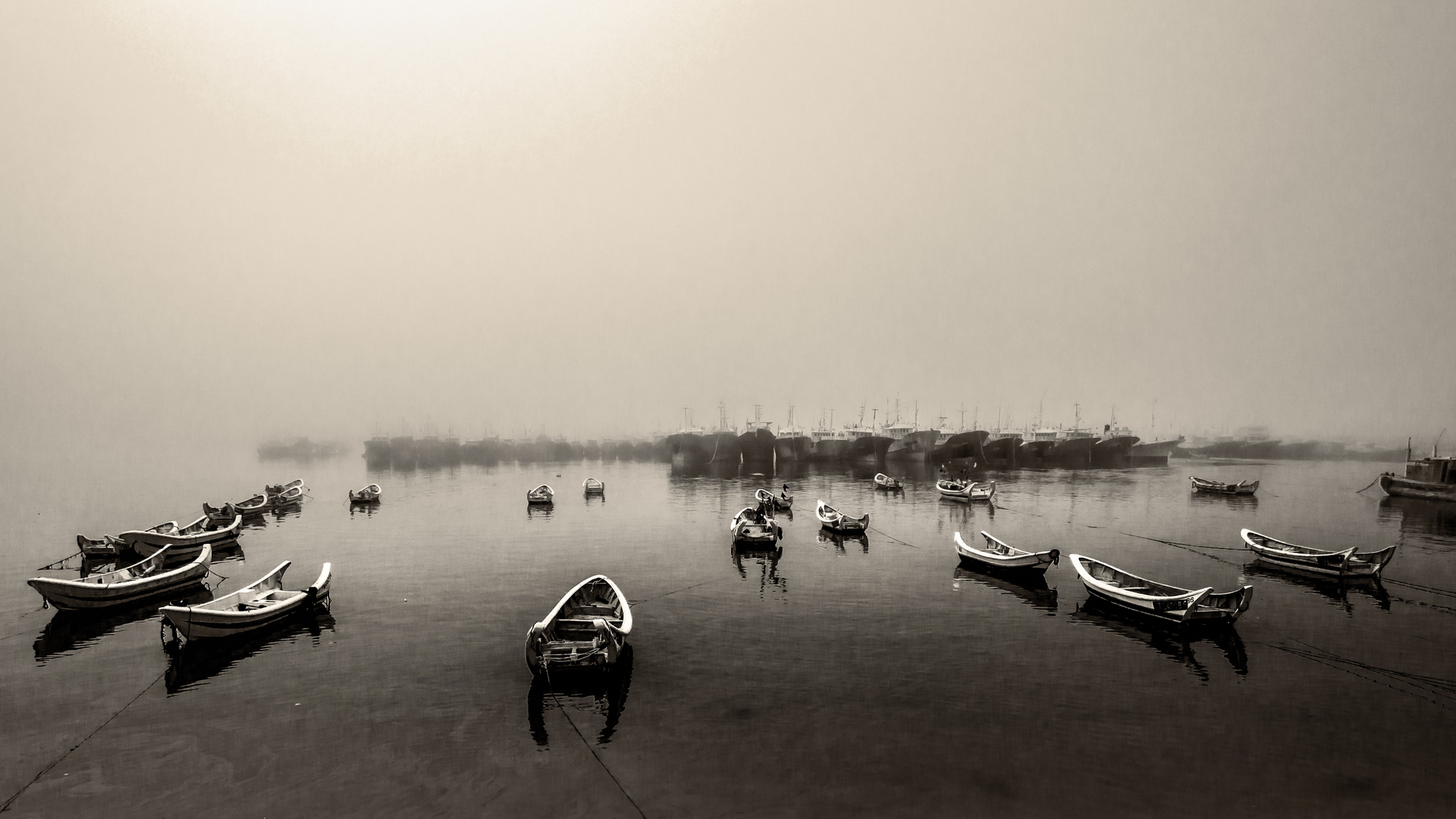 Fischerhafen im Nebel