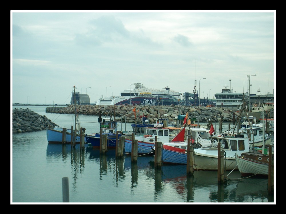 Fischerhafen mit Fährschiff