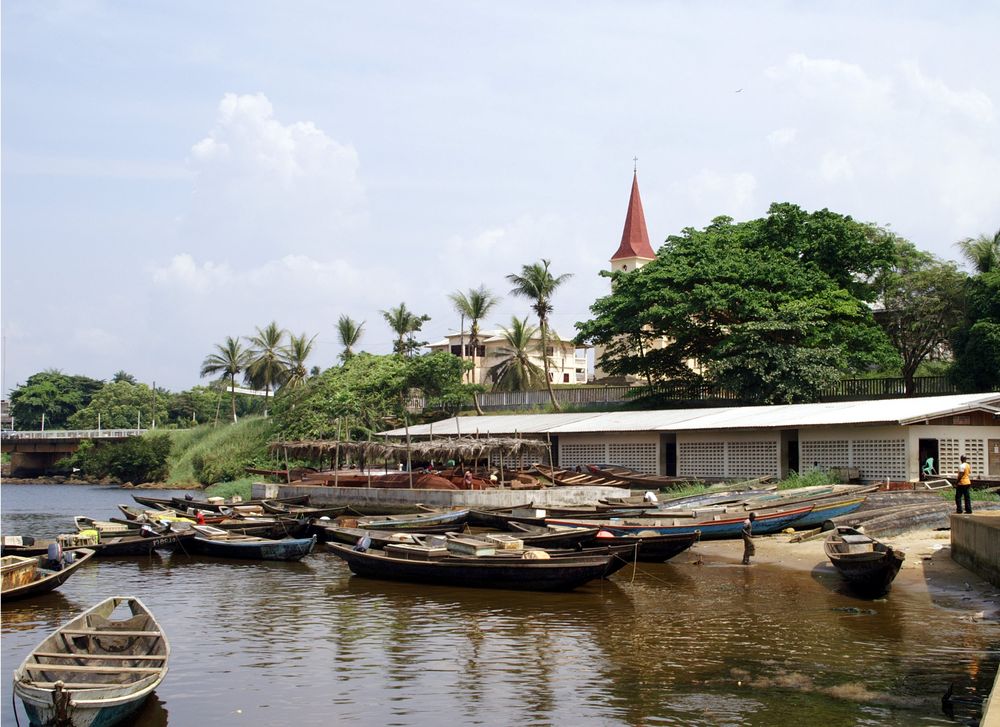 Fischerhafen von Kribi, Südkamerun von Michael Helmut Paul 