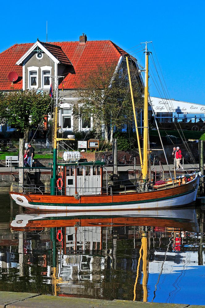 Fischerhaus und Kutter im Hafen von Neuharlingersiel