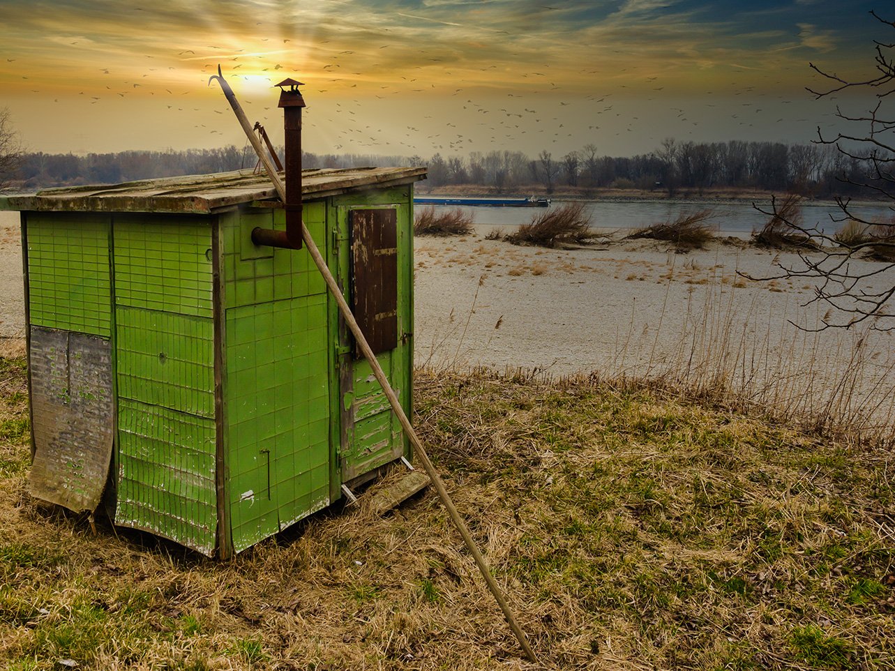 Fischerhütte an der Donau im Winter