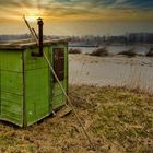 Fischerhütte an der Donau im Winter