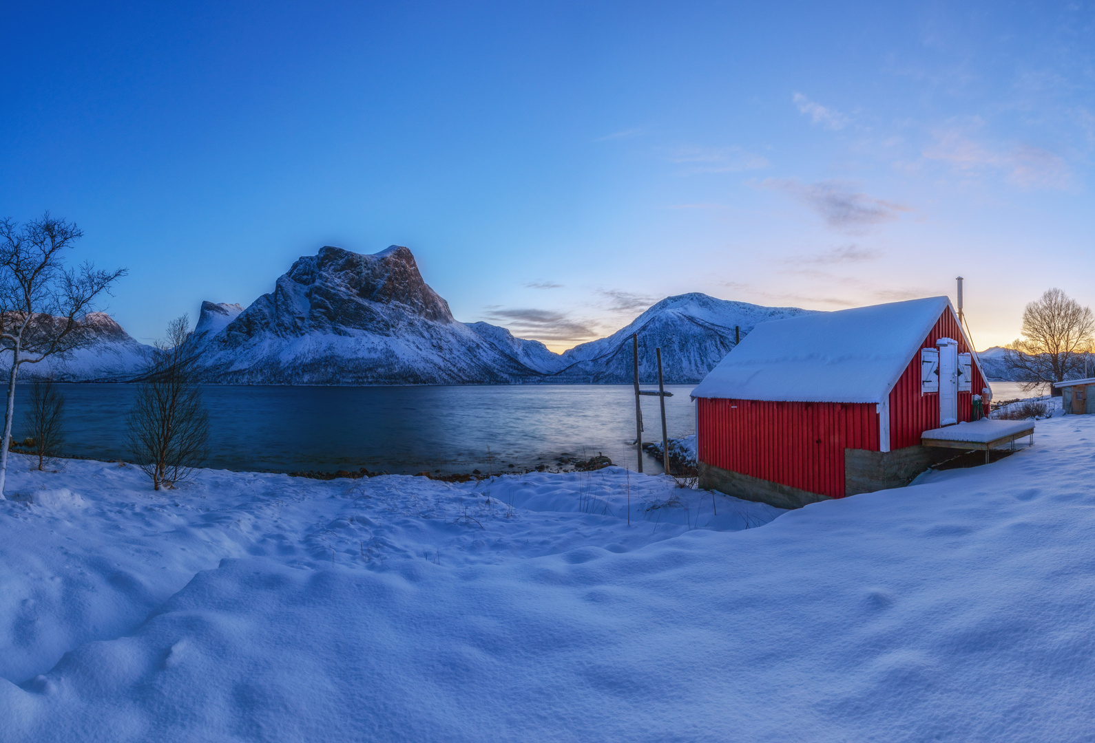 Fischerhütte im Fjord