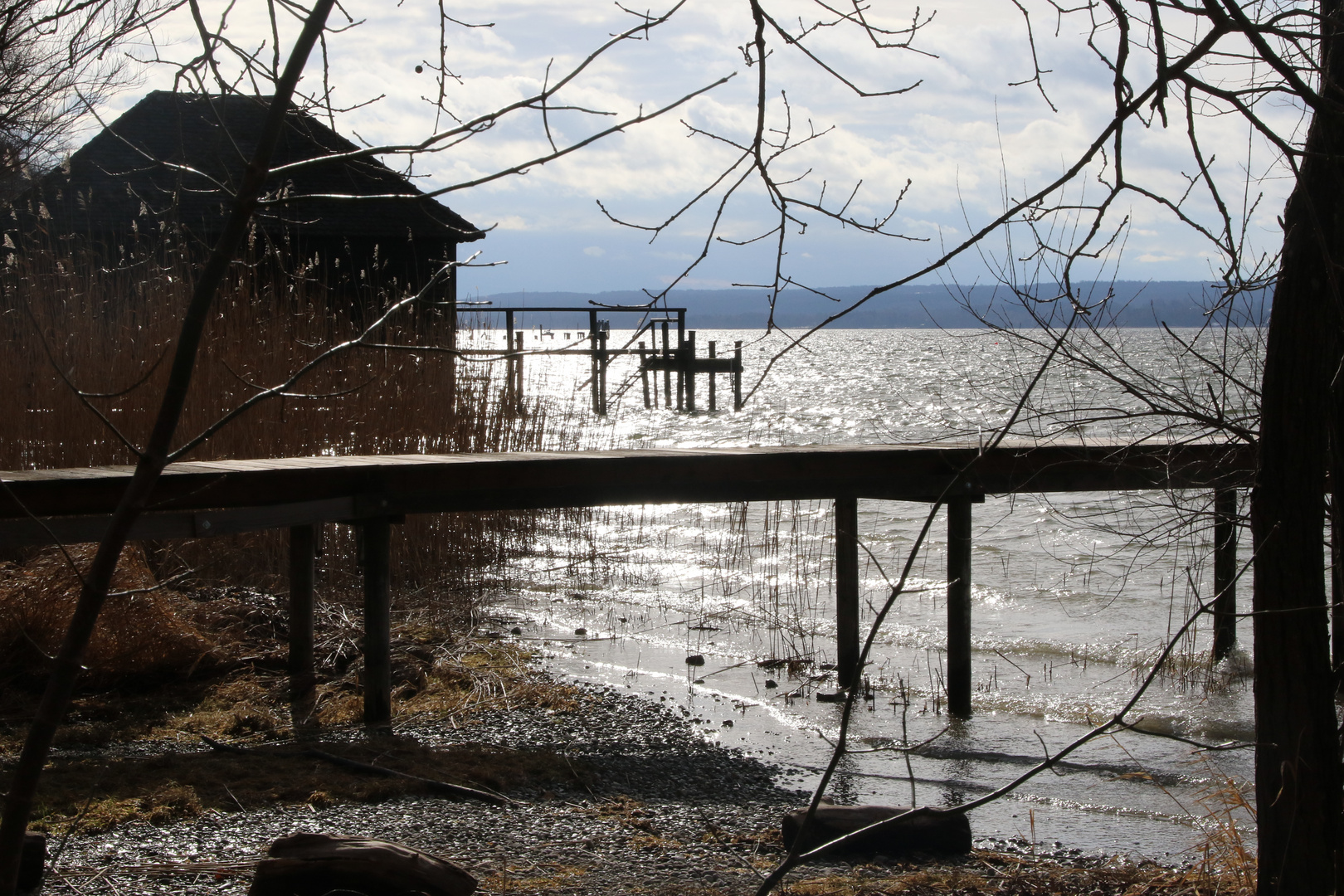 Fischerhütte/Bootshaus im Gegenlicht