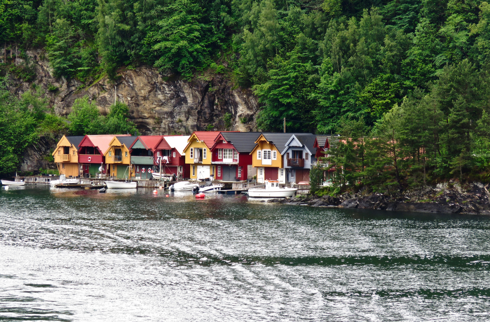 Fischerhütten am Fjord.