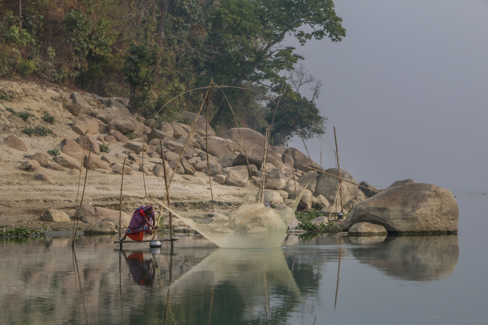 Fischerin am Brahmaputra