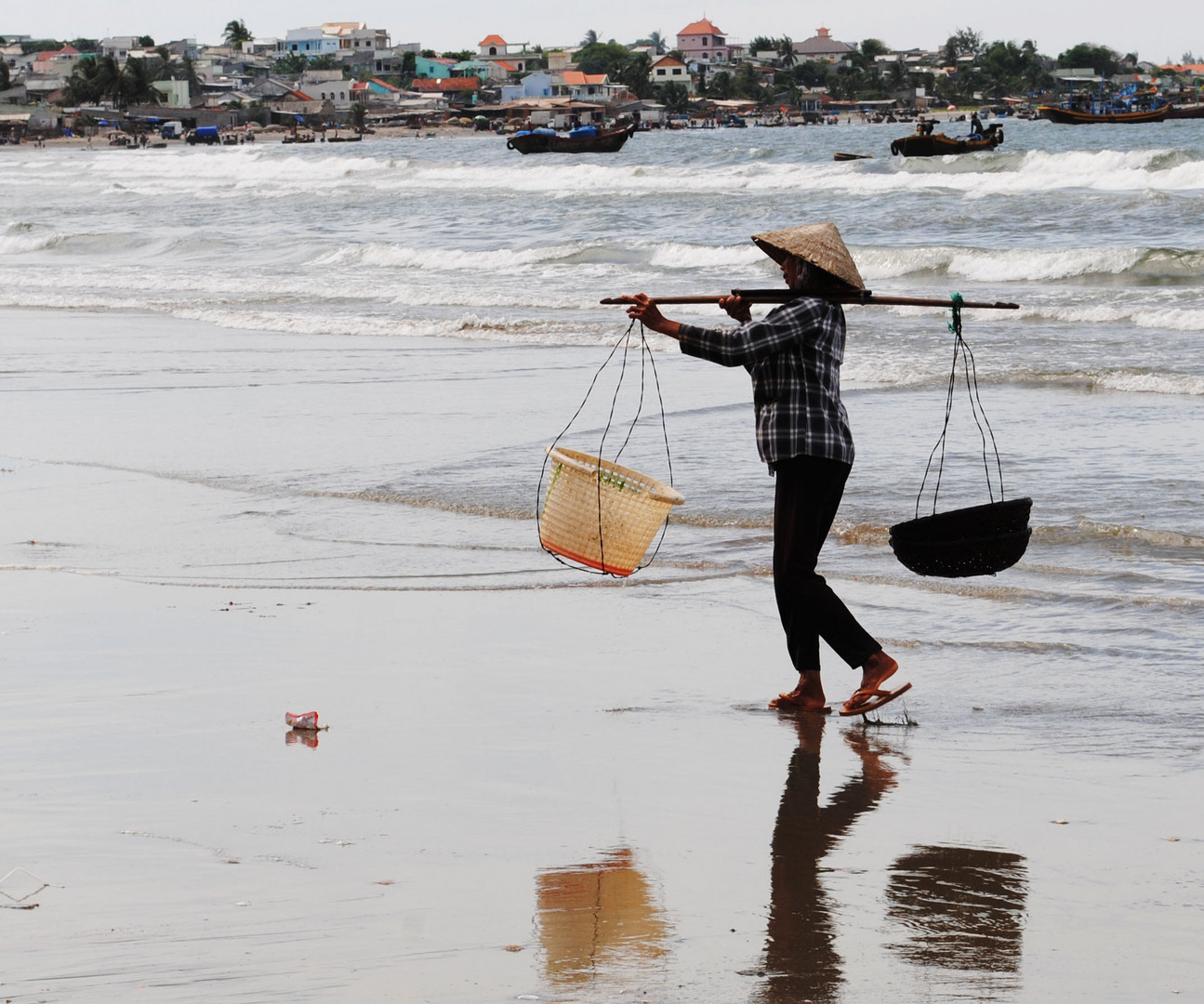 Fischerin am Strand von Mui Ne