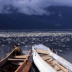 fischerjunge im boot