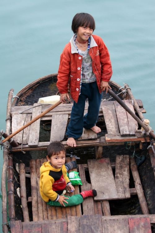 Fischerkinder der Ha Long Bucht