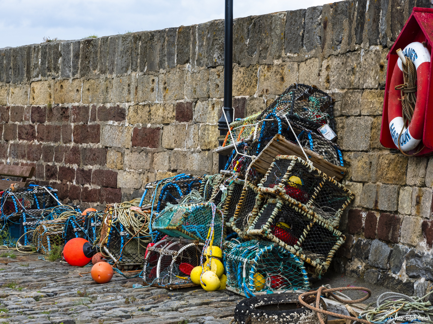 Fischerkörbe im Hafen von  Banff