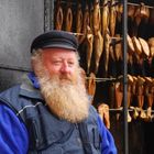 Fischermeister-Walter Piel aus -Alt Schlagsdorf-sitzt vor seinem Räucherofen !!