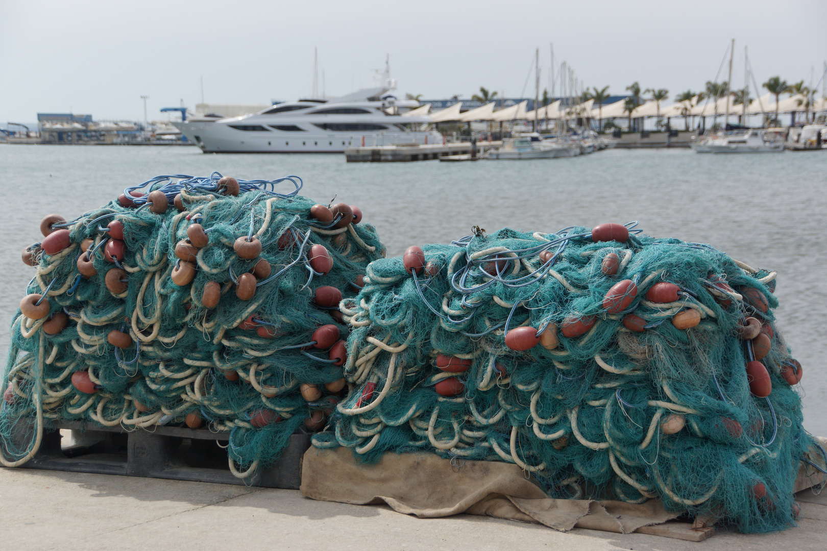 Fischernetze im Hafen von Santa Pola