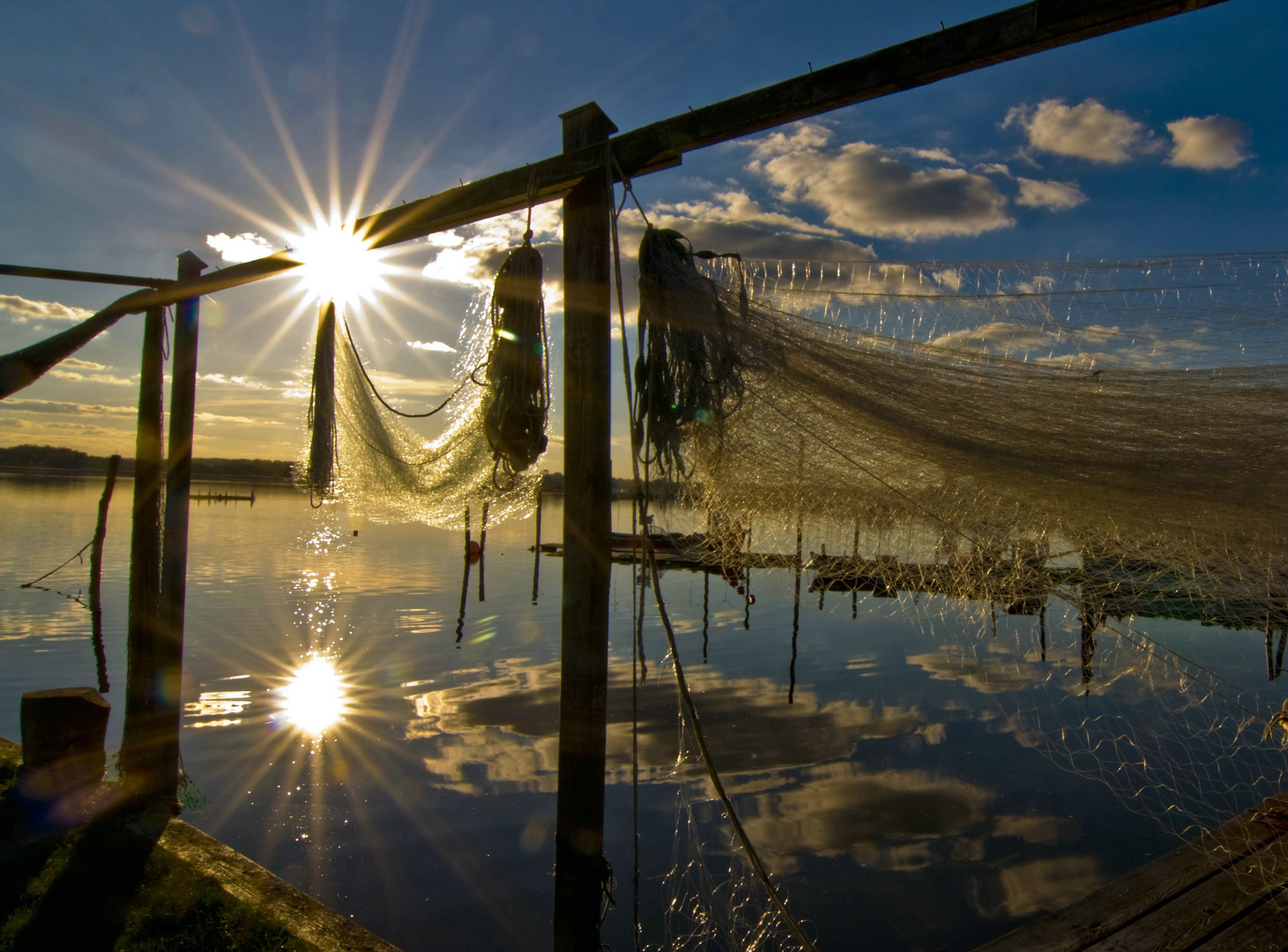 Fischernetze trocknen in der Herbst-Sonne