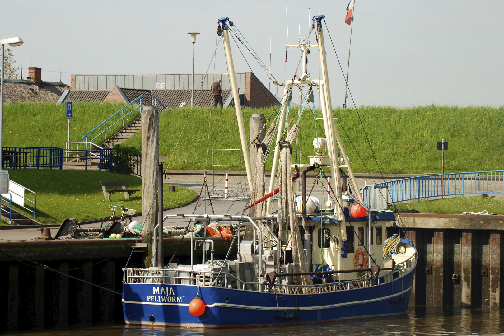 Fischerschiff im Hafen von Pellworm (bei Niedrigwasser)