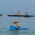 Fischersfrau beim Waschen der Netze. Ngapali Beach Myanmar