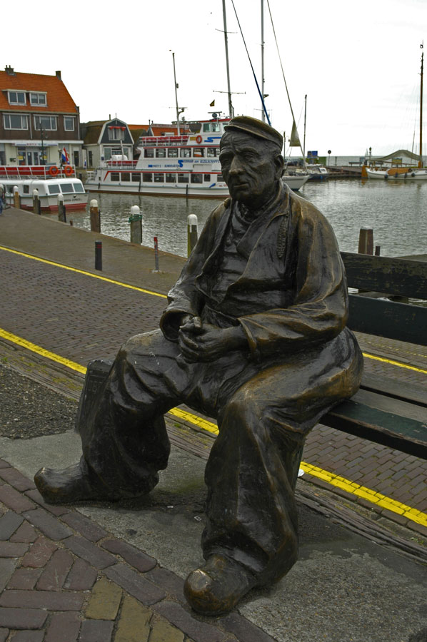 Fischerstatue im Hafen von Volendam