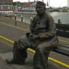 Fischerstatue im Hafen von Volendam