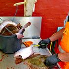 Fischfang, nach dem Fang bekommt die Scholle eine neue Figur ...