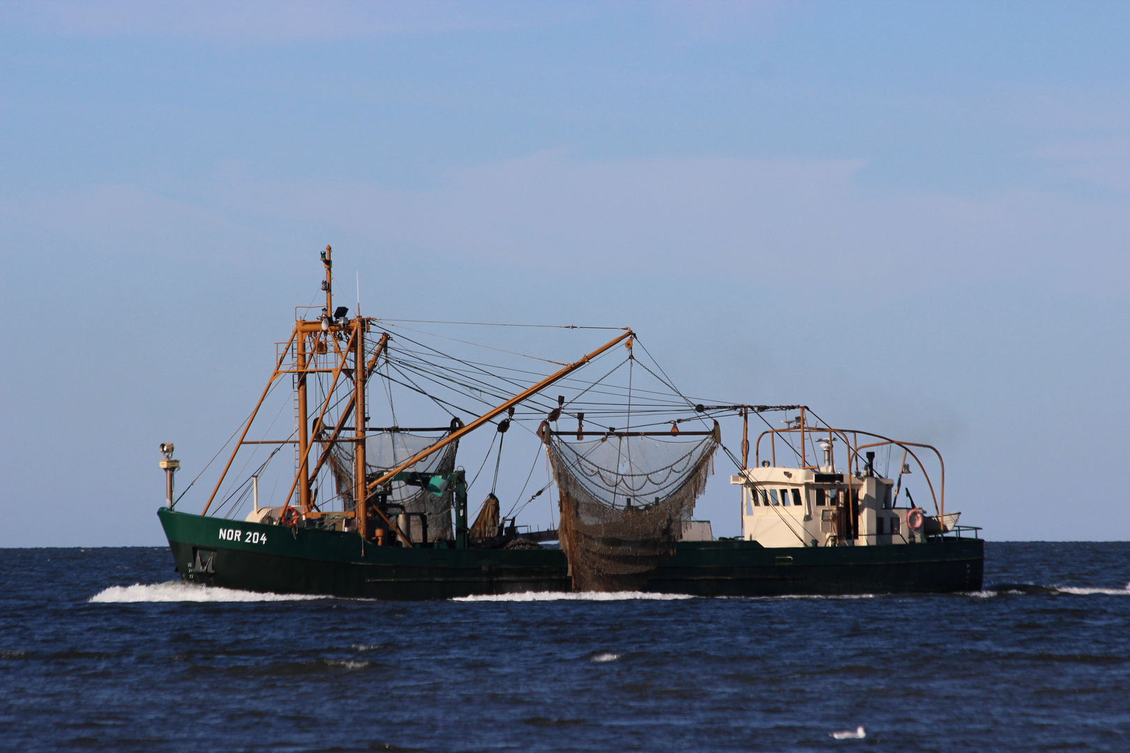 Fischkutter auf dem Weg in den Hafen