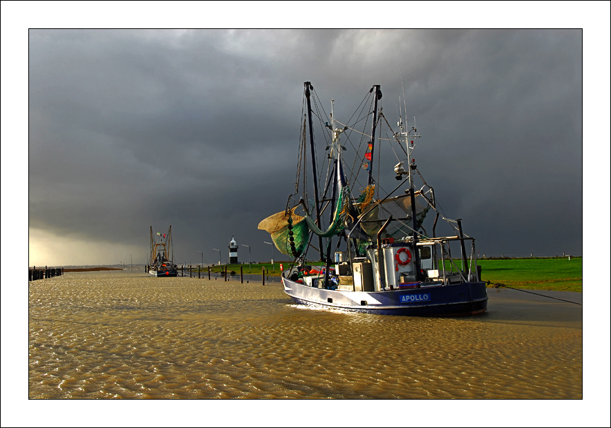 Fischkutter bei Hochwasser