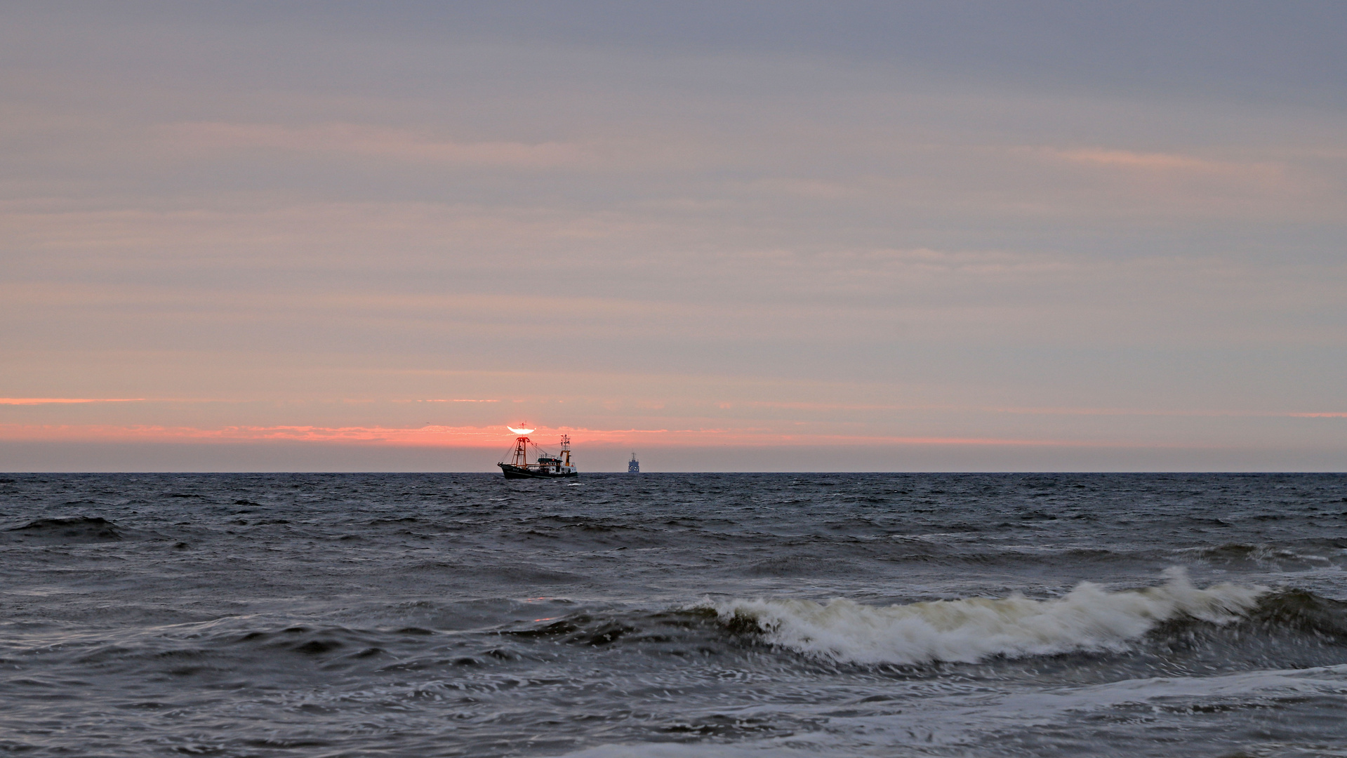 Fischkutter bei Sonnenuntergang