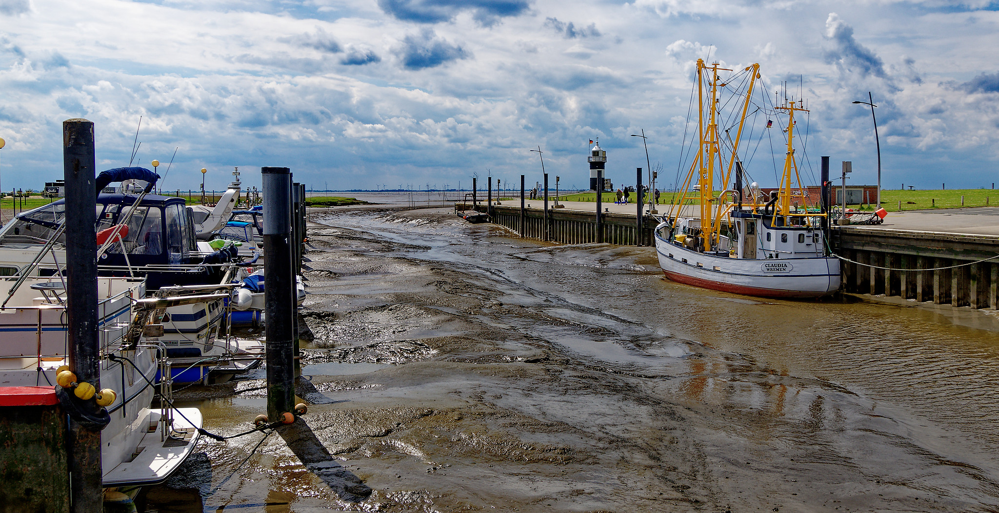 Fischkutter Claudia bei Niedrigwasser in Wremen