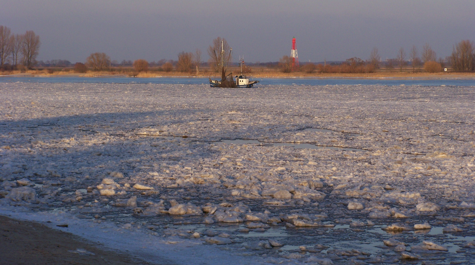 Fischkutter im Eis