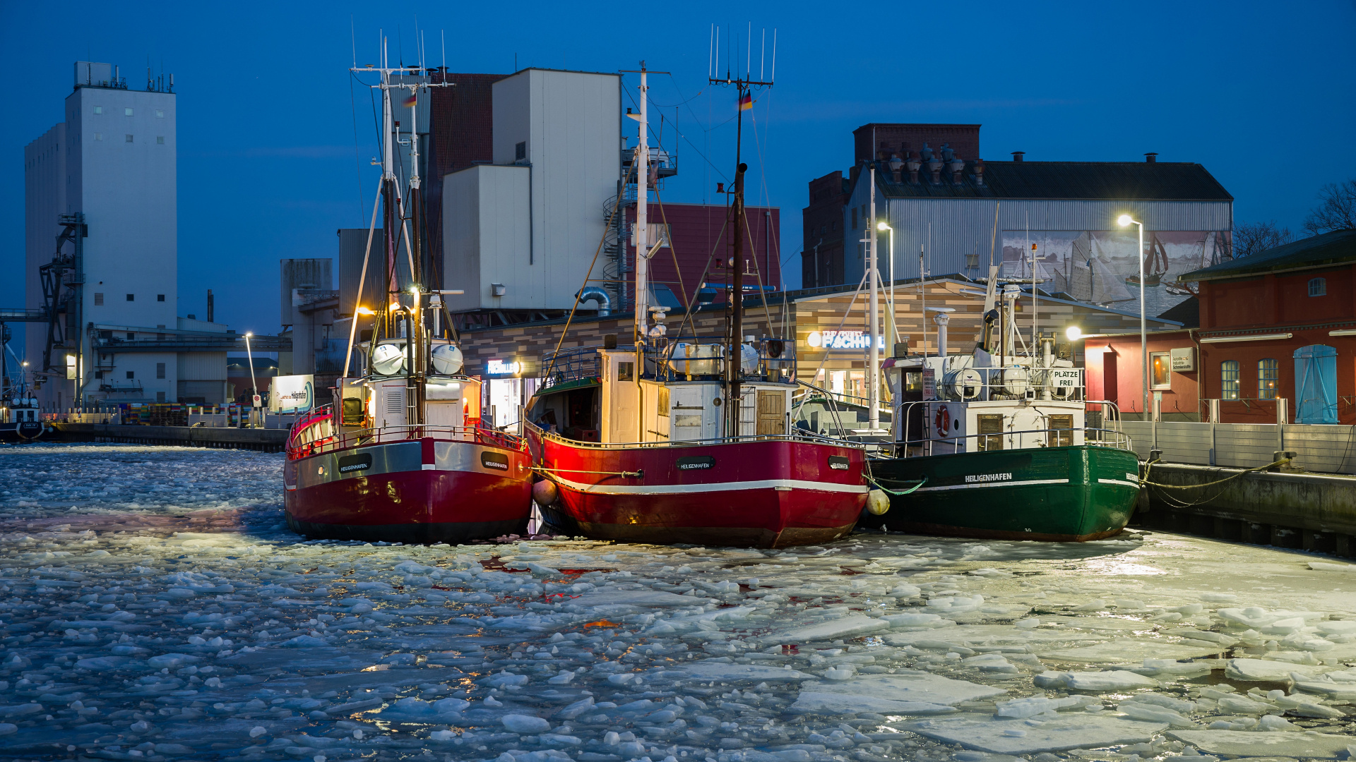 Fischkutter im Eis in Heiligenhafen