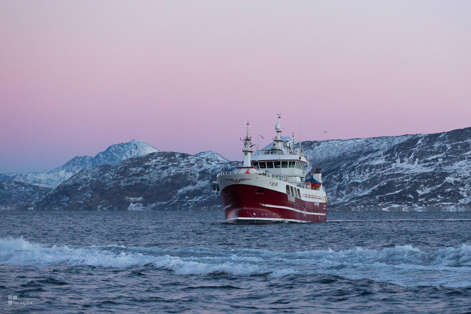 Fischkutter im Fjord auf Senja