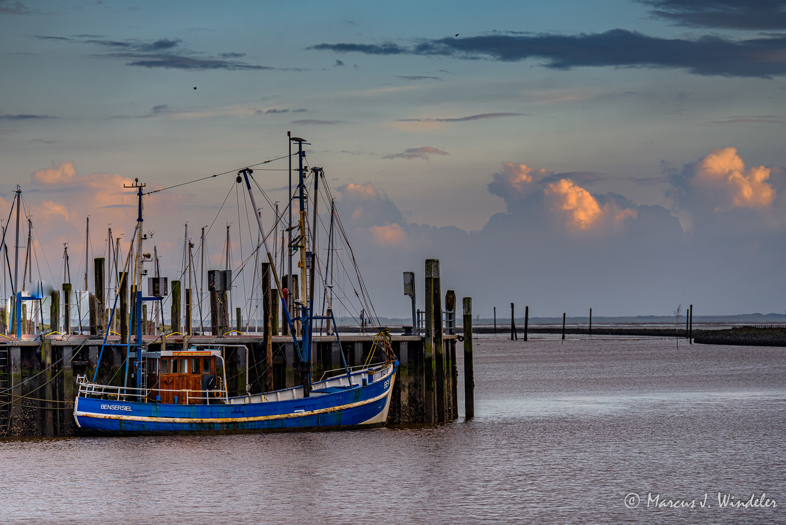 Fischkutter im Hafen von Bensersiel