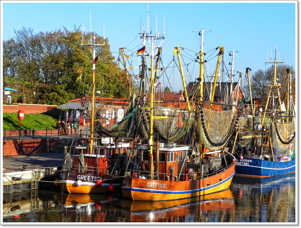 Fischkutter im Hafen von Greetsiel