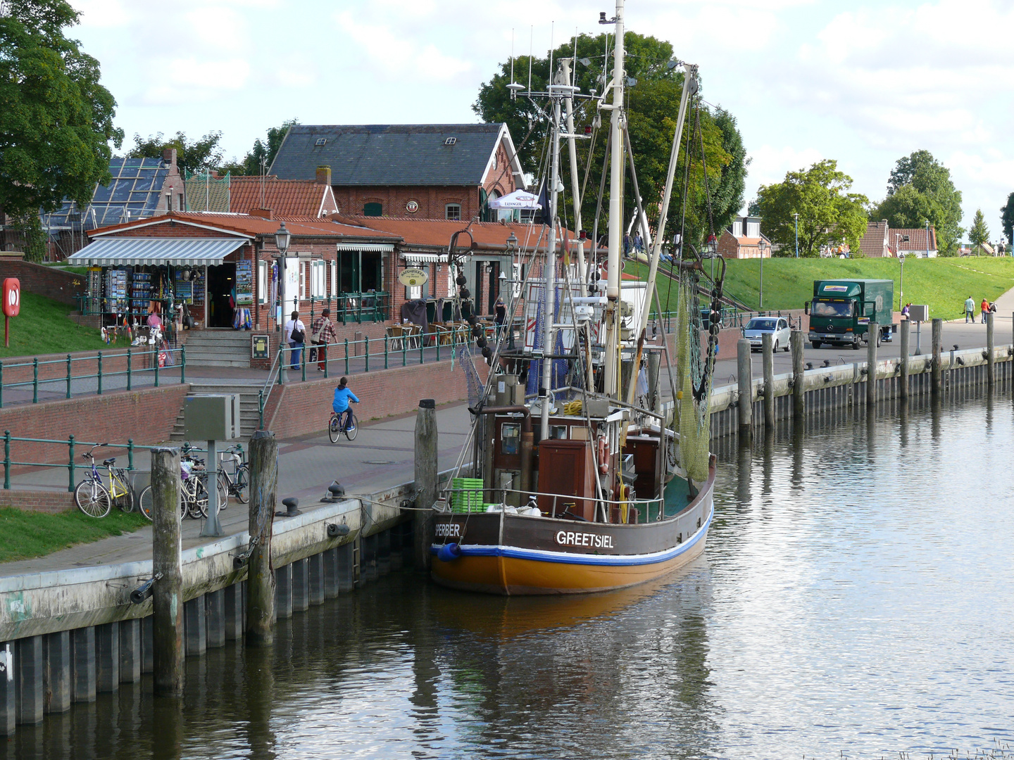 Fischkutter im Hafen von Greetsiel