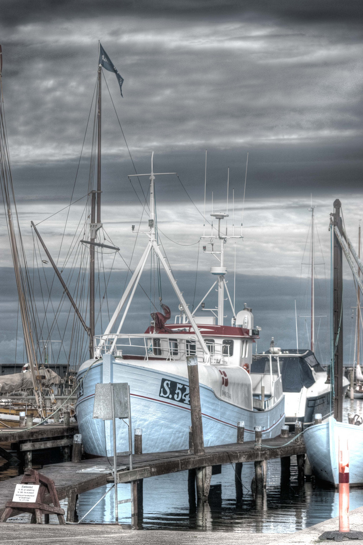 Fischkutter im Hafen von Ålbæk