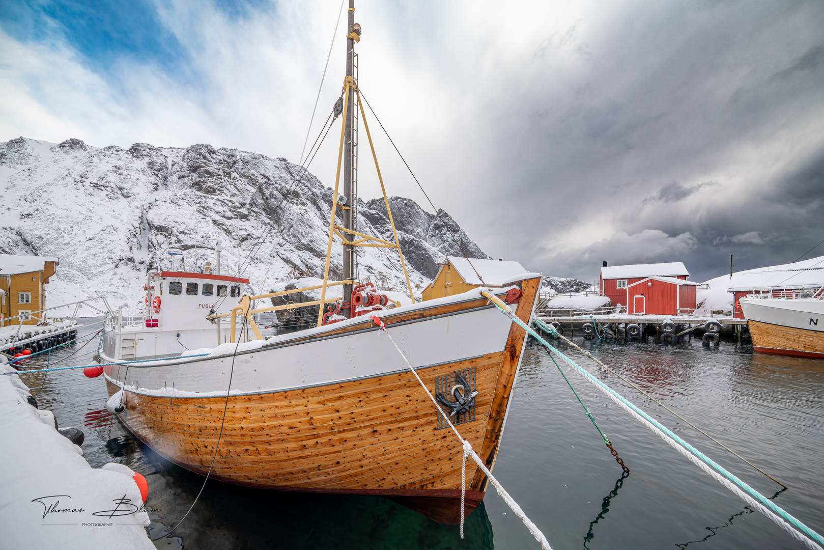 Fischkutter im Hafen von Nusfjord, Lofoten