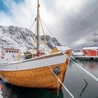 Fischkutter im Hafen von Nusfjord, Lofoten