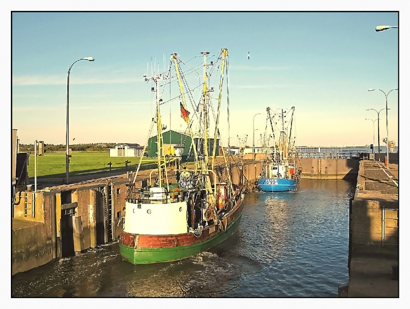 Fischkutter in der Schleuse