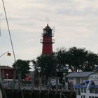 Fischkutter und Leuchtturm im Hafen von Büsum